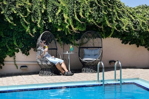 Una piscina al aire libre (de 08:00 a 20:00), sombrillas, tumbonas