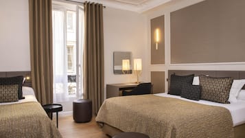 Kolmen hengen huone | Minibaari, tallelokero huoneessa, työpöytä, pimennysverhot