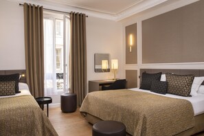 Driepersoonskamer | Een minibar, een kluis op de kamer, een bureau, verduisterende gordijnen