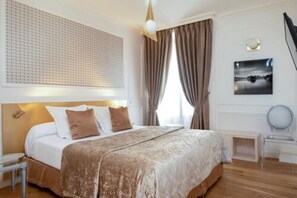 Superior Double or Twin Room | Minibar, in-room safe, desk, blackout drapes - Hôtel du Levant (Paris)