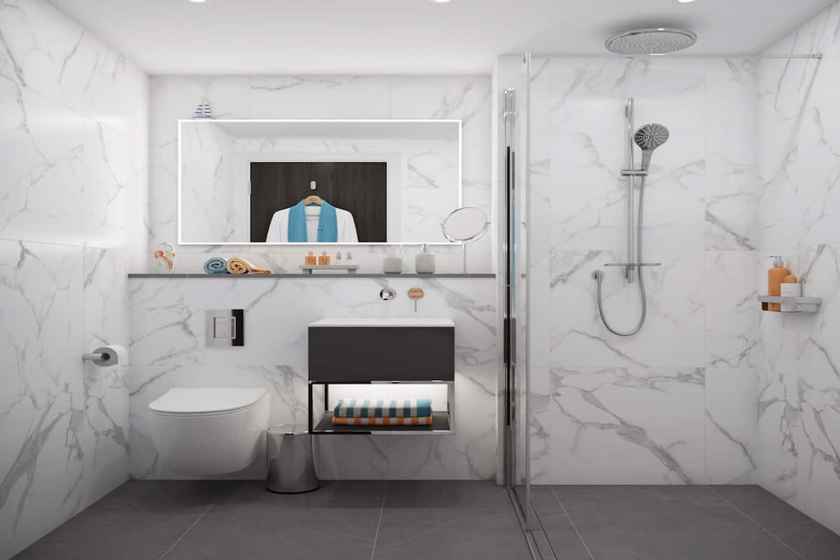 Kombination af bruser/badekar, gratis toiletartikler, hårtørrer