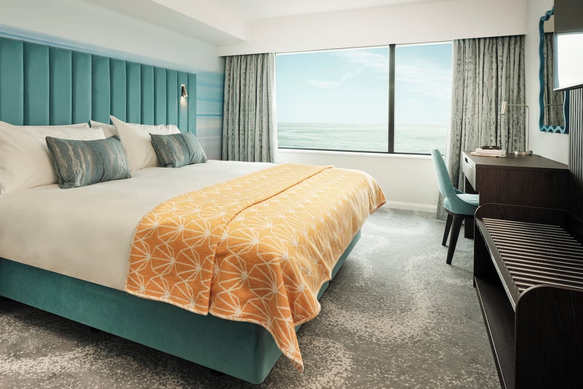 Habitación Premium, 1 cama de matrimonio grande, vistas al mar | Escritorio, tabla de planchar con plancha, wifi gratis y ropa de cama