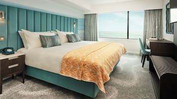 Premium-Zimmer, 1 King-Bett, Meerblick | Schreibtisch, Bügeleisen/Bügelbrett, kostenloses WLAN