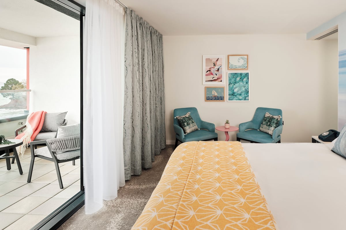 Premium-rum - 1 kingsize-säng - balkong - havsutsikt | Skrivbord, strykjärn/strykbräda och gratis wi-fi