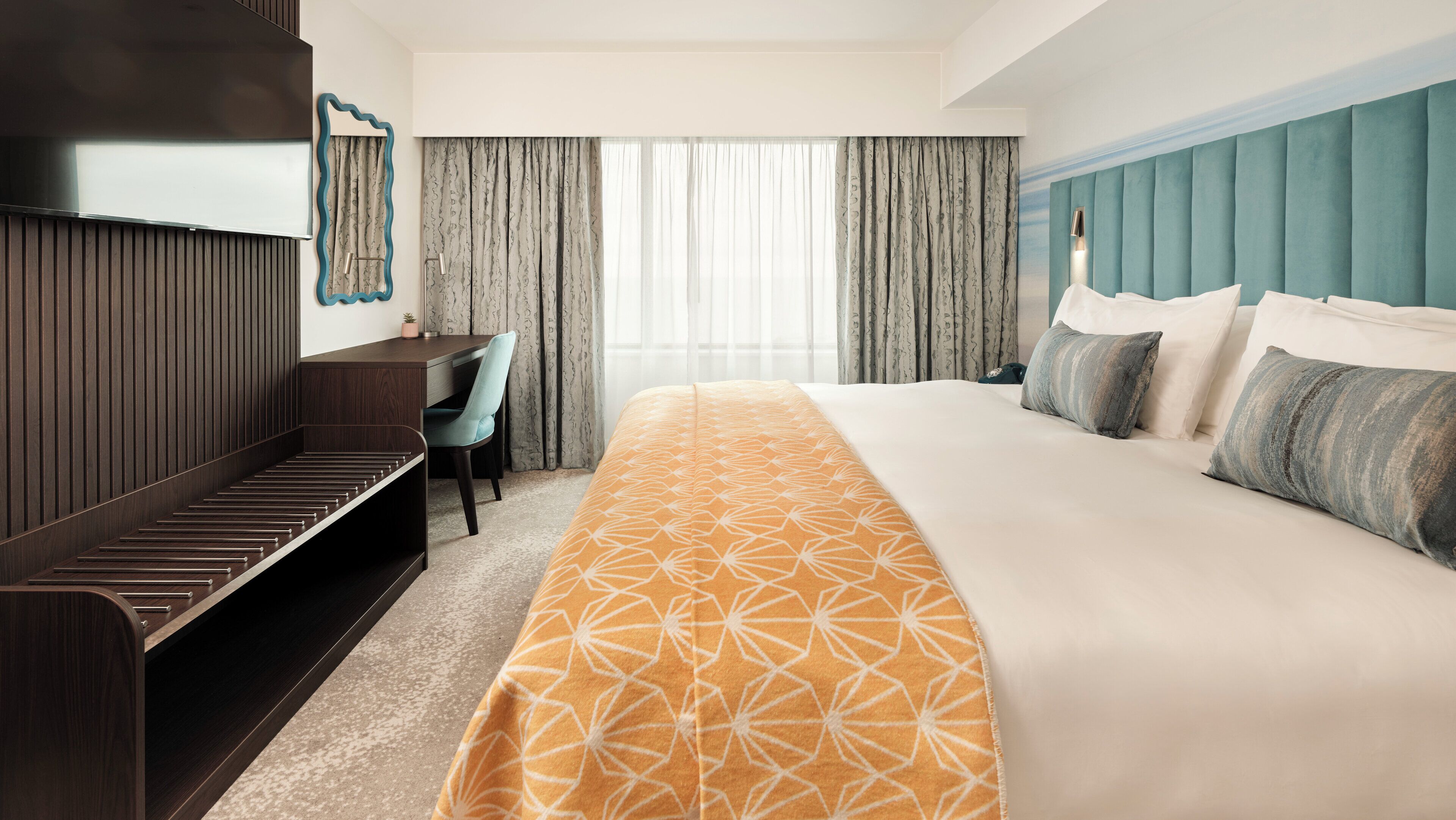 Escritorio, tabla de planchar con plancha y wifi gratis 