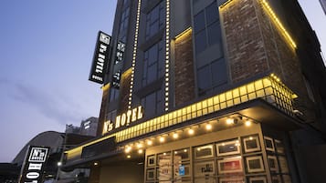 Façade de l’hébergement – soirée/nuit