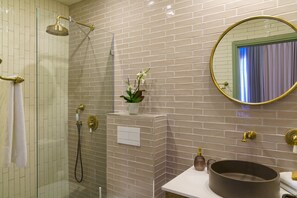 Deluxe Studio | Bathroom | Rainfall showerhead, free toiletries, bathrobes, slippers - The Way Inn (Safed)