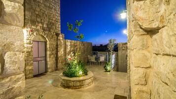 Bagian depan properti - sore/malam