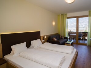 Chambre double, vue sur la vallée | Coffre-fort, bureau, accès au Wi-Fi (inclus), literie fournie