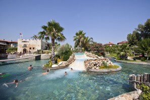 Außenpool (je nach Saison geöffnet), Pool mit Wasserfall, Sonnenschirme