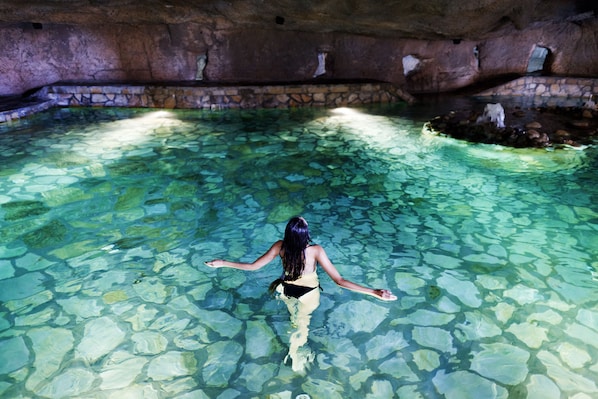 Außenpool (je nach Saison geöffnet), Pool mit Wasserfall, Sonnenschirme