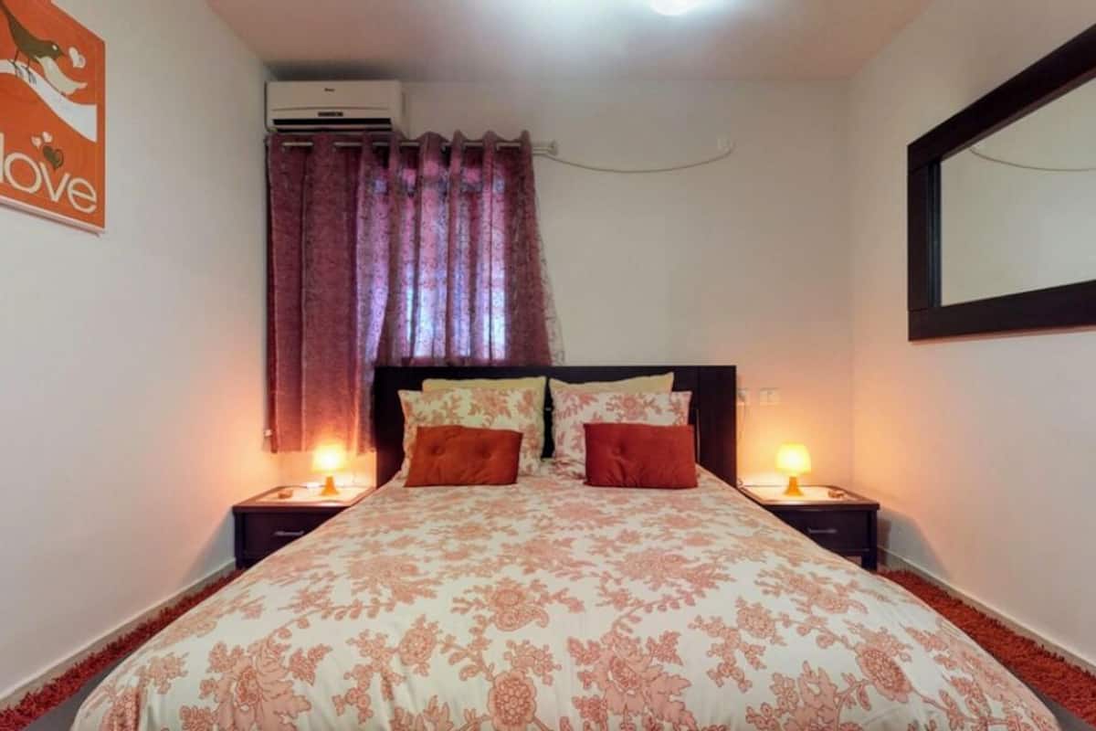 Suite, cocineta, vista a la ciudad (Red) | Ropa de cama de alta calidad y escritorio 