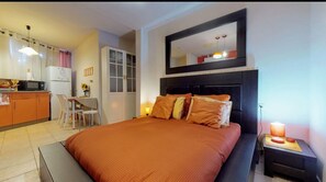 Studio, coin cuisine (Orange) | Literie de qualité supérieure, bureau, fer et planche à repasser