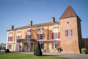 3 restaurants, lunch, dinner served; French cuisine