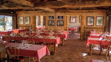 3 restaurants, lunch, dinner served; French cuisine