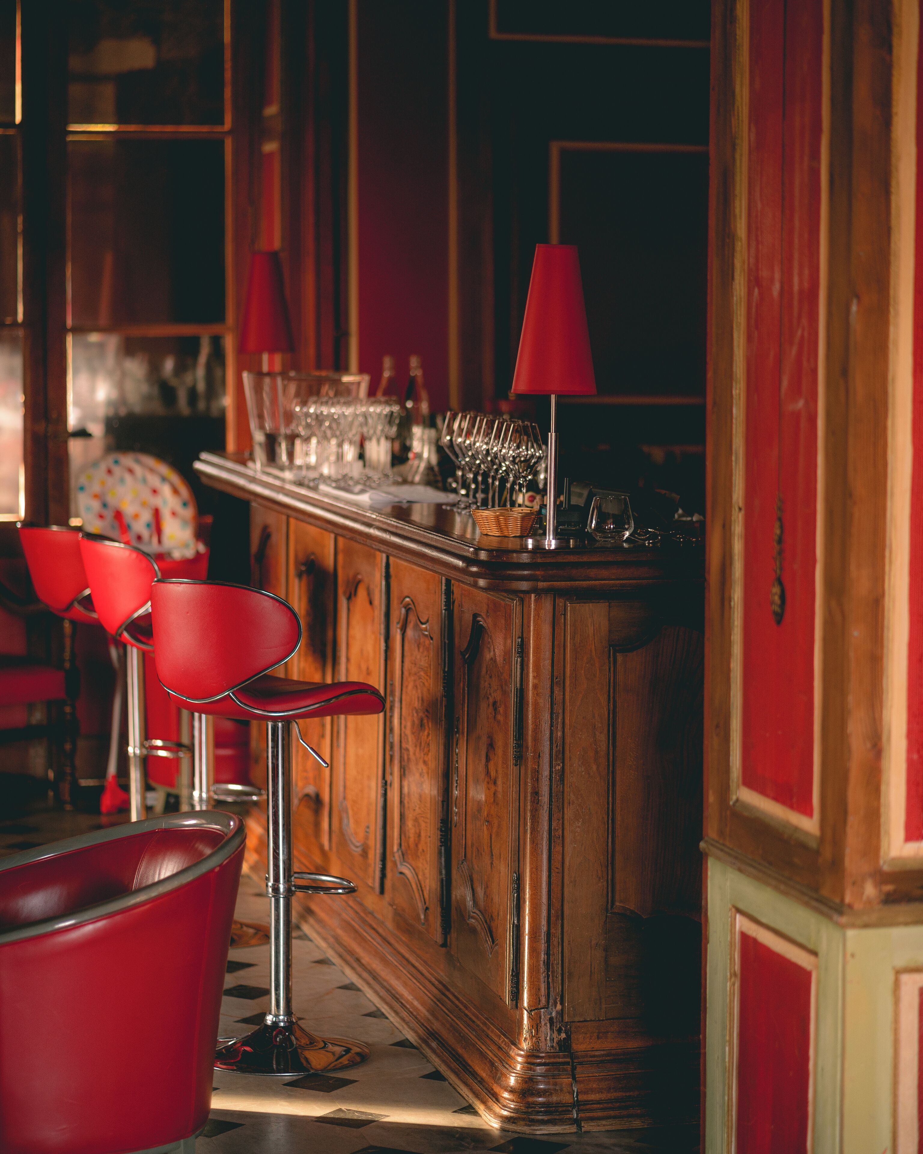 3 restaurants, lunch, dinner served; french cuisine