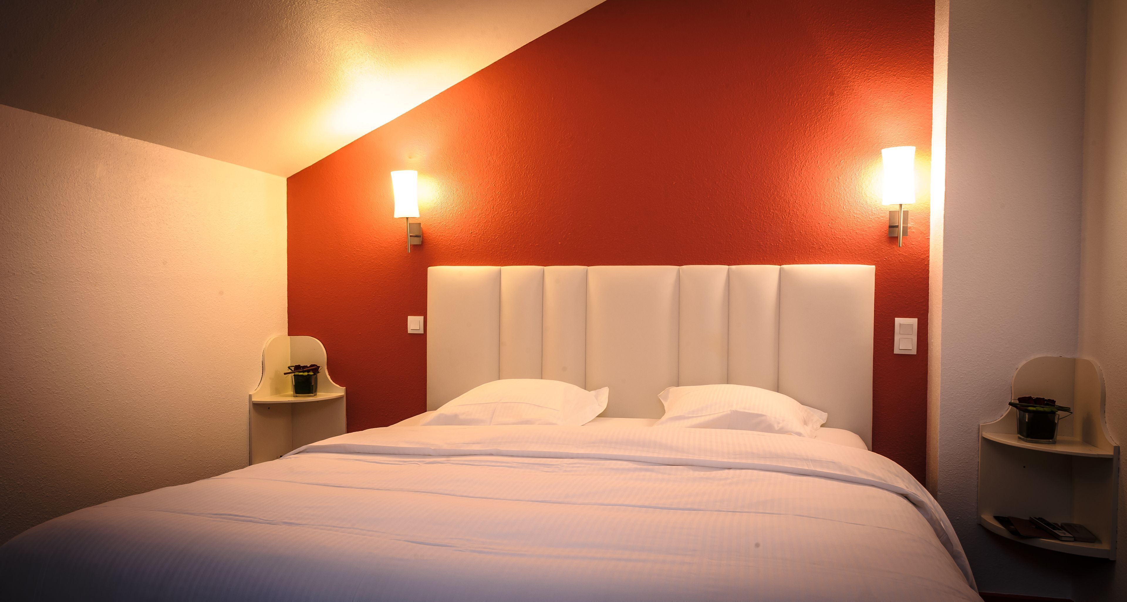 Roupas de cama premium, cofres nos quartos, escrivaninha