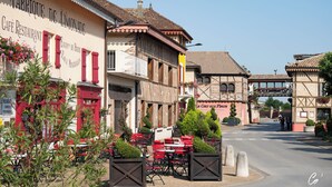 Un café restaurante con terraza y estilo arquitectónico europeo tradicional.
