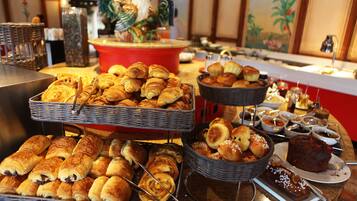 Sarapan bufet setiap hari (EUR 35 seorang)