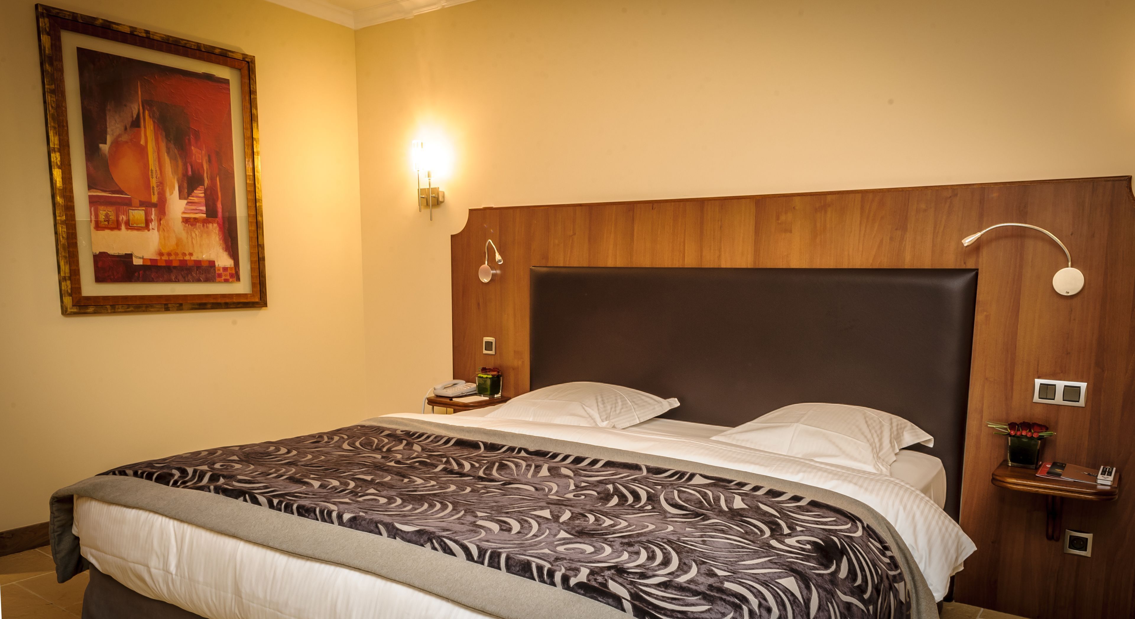 Roupas de cama premium, cofres nos quartos, escrivaninha