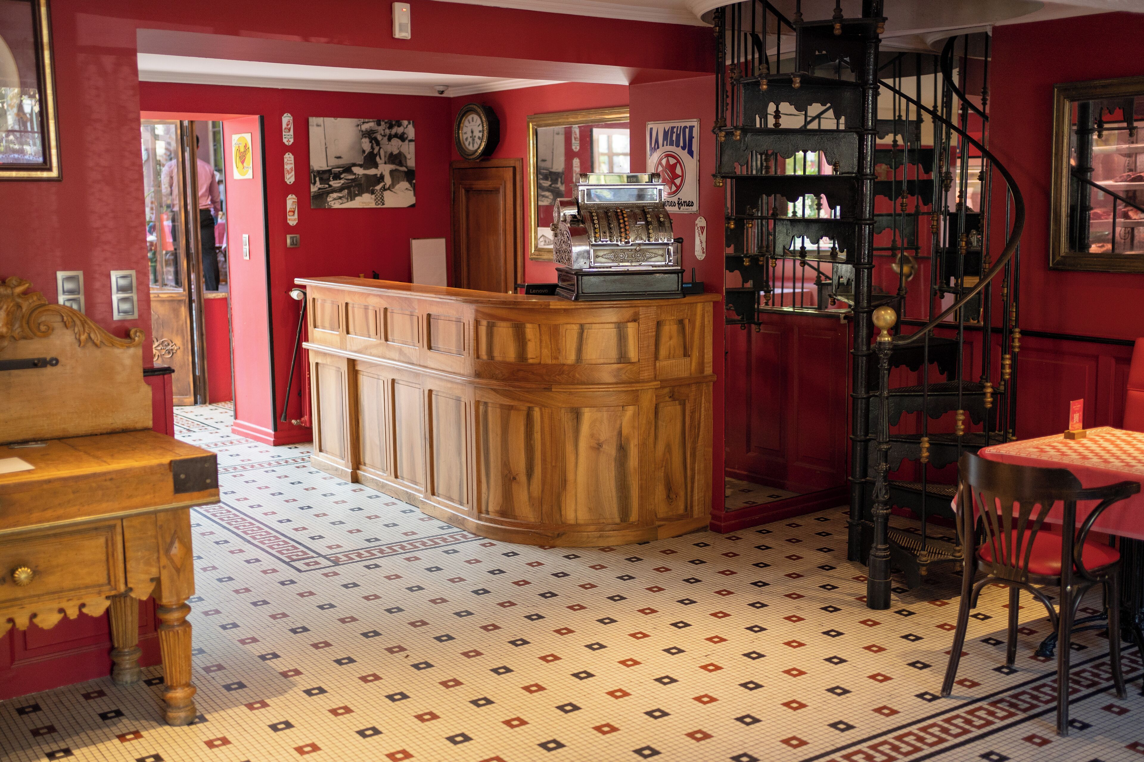 3 restaurants, lunch, dinner served; french cuisine