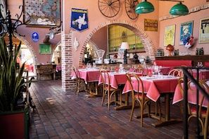 3 restaurantes; se sirve almuerzo y cena