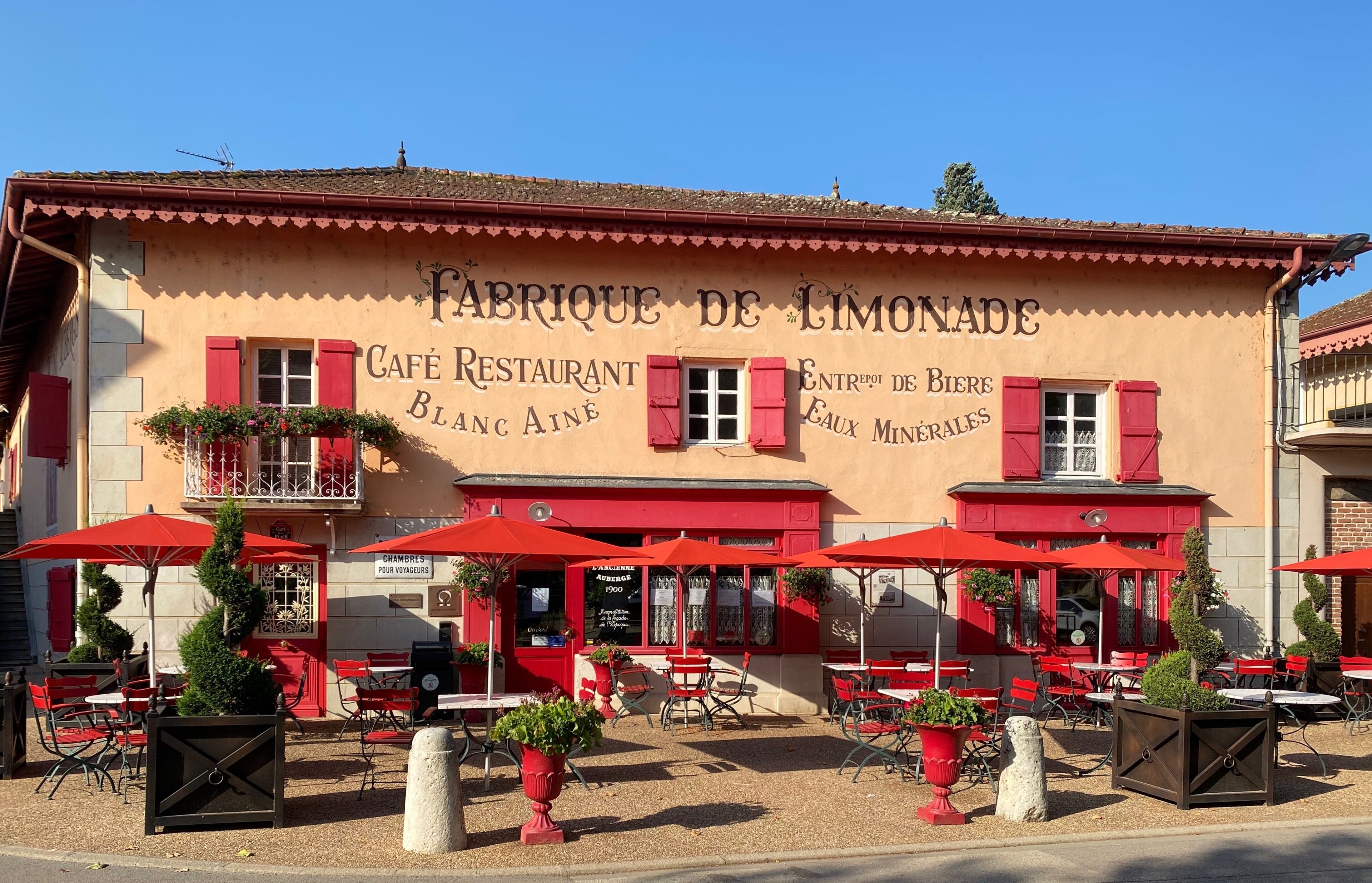 3 restaurants servant le déjeuner et le dîner, plats Cuisine française