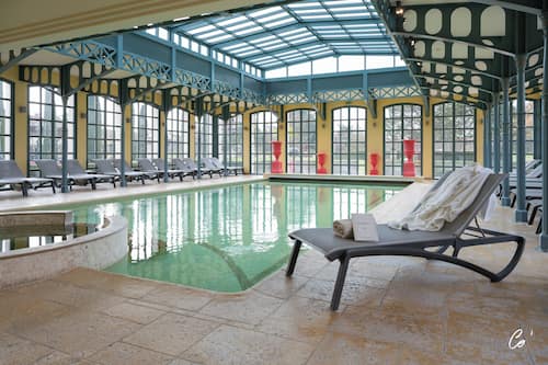 Piscine couverte, piscine extérieure (ouverte en saison)