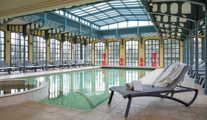 Innendørsbasseng