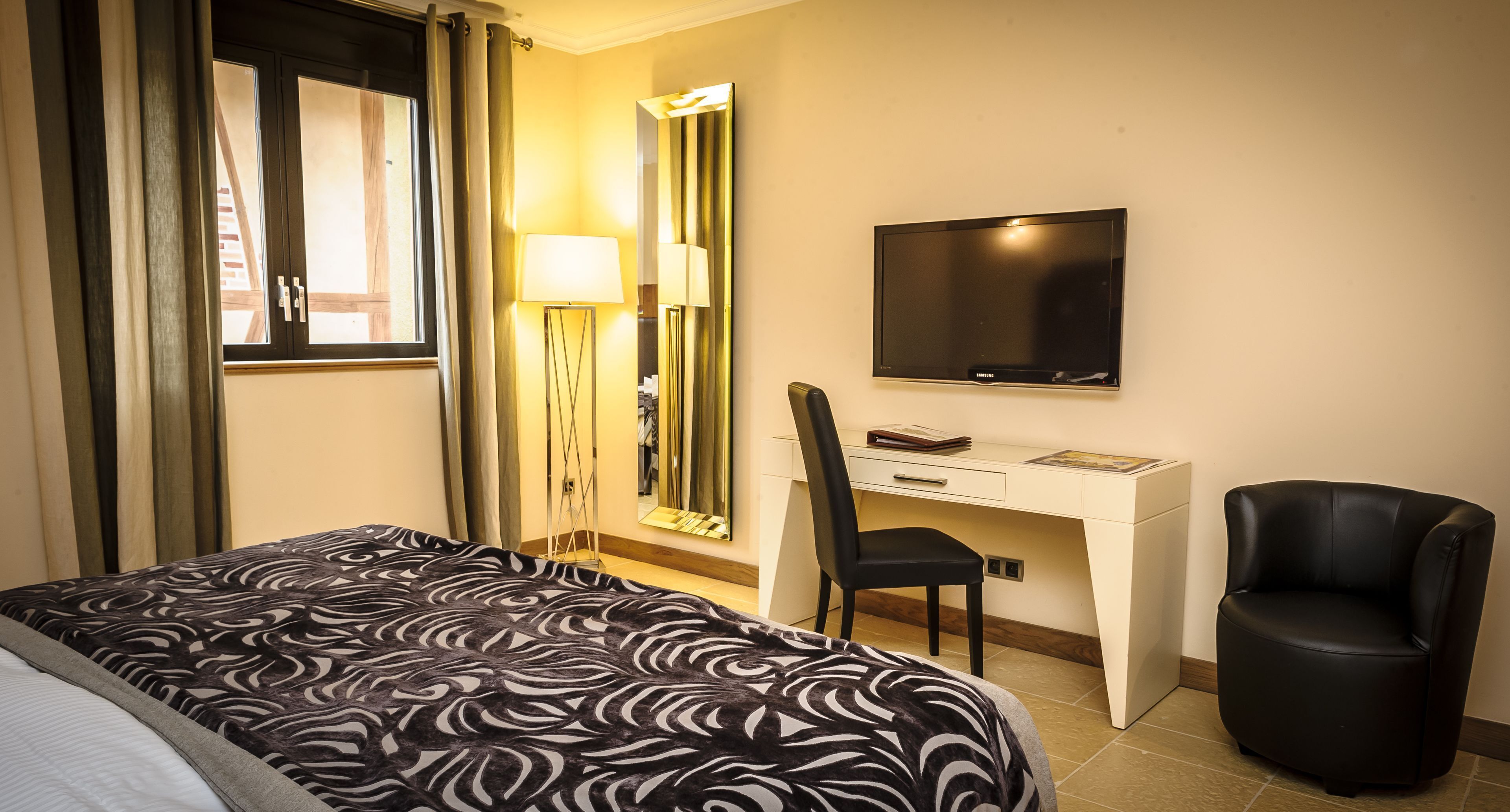 Roupas de cama premium, cofres nos quartos, escrivaninha