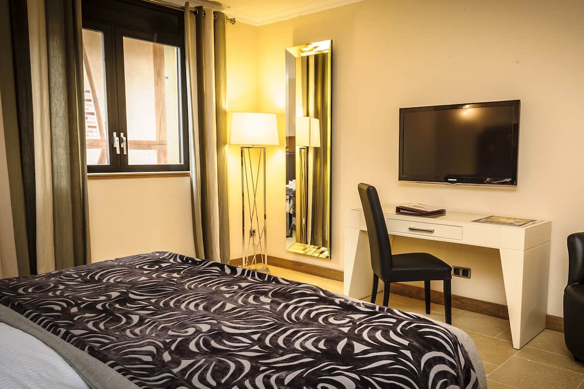 Premium bedding, in-room safe, desk, blackout curtains