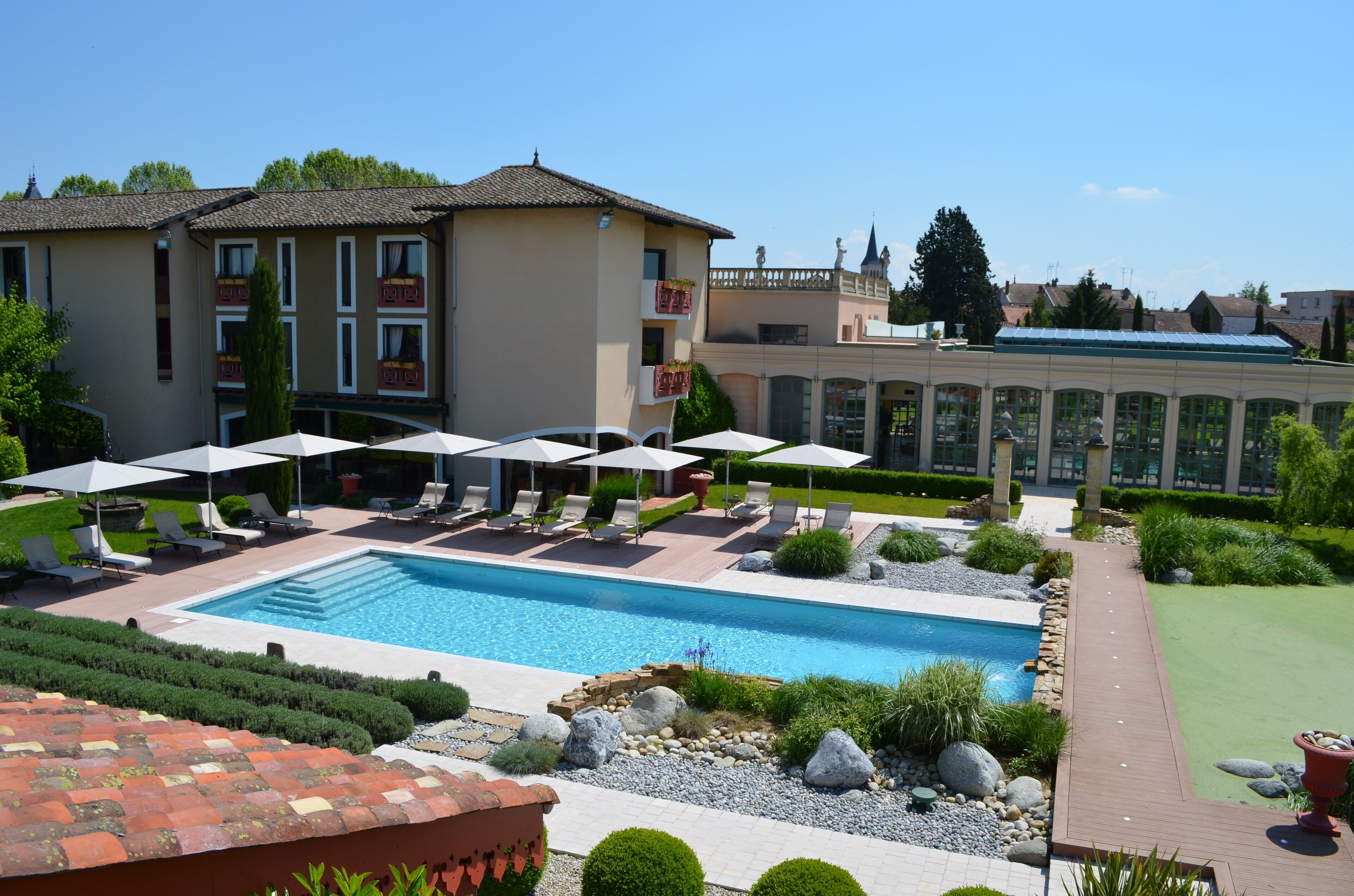 Een binnenzwembad en een seizoensgebonden buitenzwembad