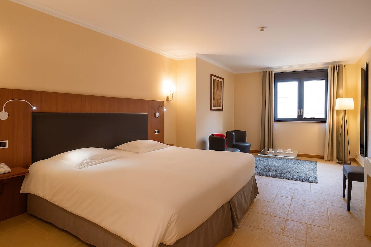 Literie de qualité supérieure, coffres-forts dans les chambres, bureau