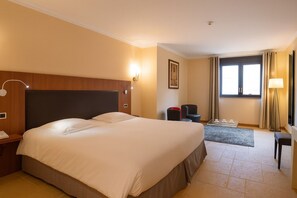 Hochwertige Bettwaren, Zimmersafe, Schreibtisch, Verdunkelungsvorhänge