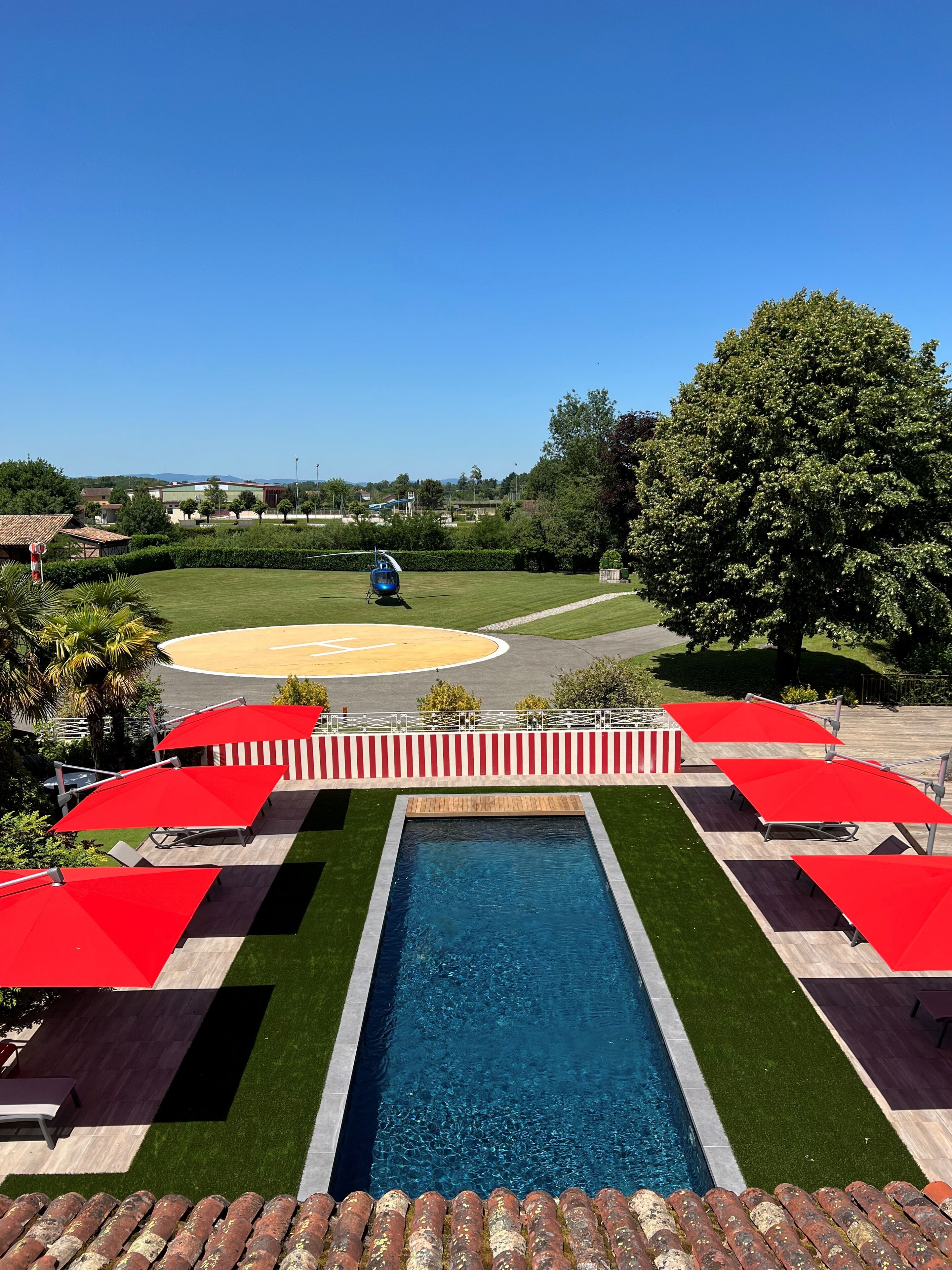 Indoor pool, seasonal outdoor pool, free cabanas, pool umbrellas