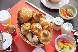 Tägliches Frühstücksbuffet (39 EUR pro Person)