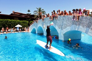 Innenpool, 2 Außenpools, Sonnenschirme, Liegestühle