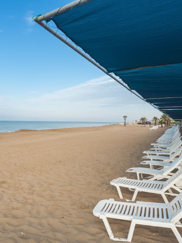 Plage privée, chaises longues, parasols, serviettes de plage