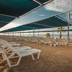 Plage privée, chaises longues, parasols, serviettes de plage
