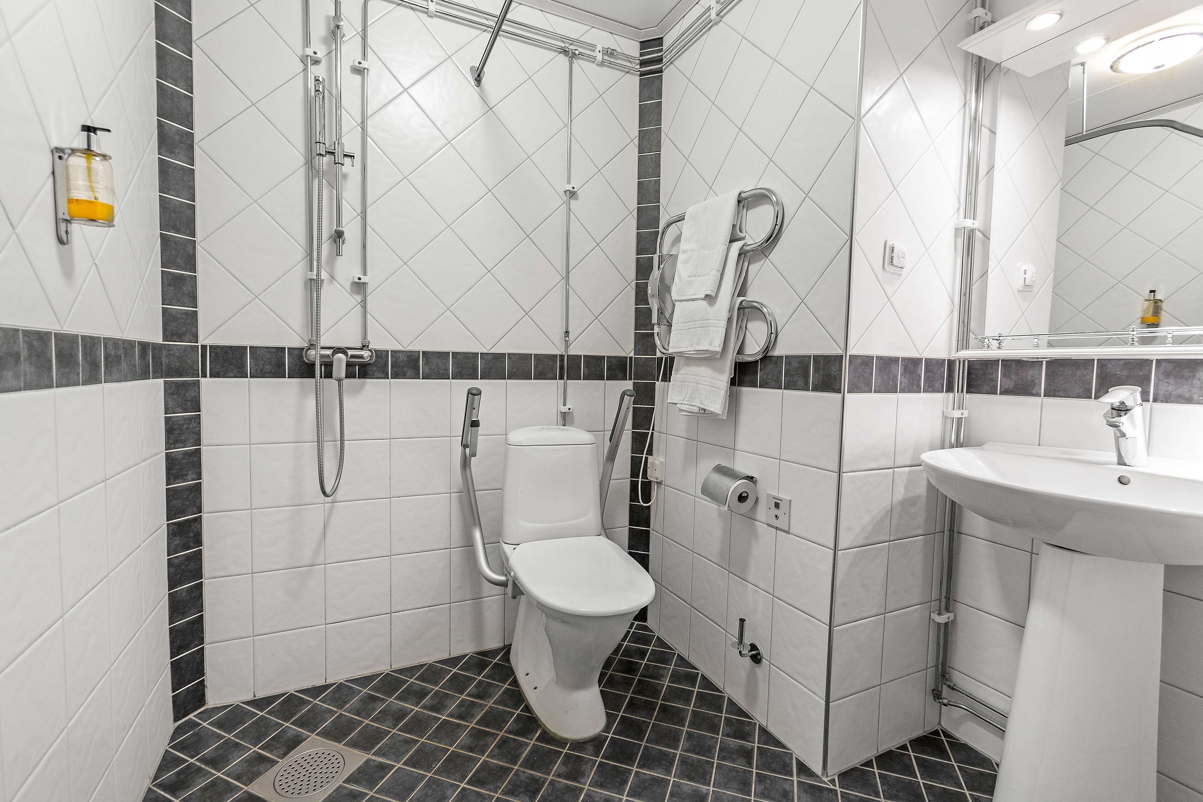 standard room, 2 single beds, accessible, non smoking | bathroom | shower, free toiletries, towels