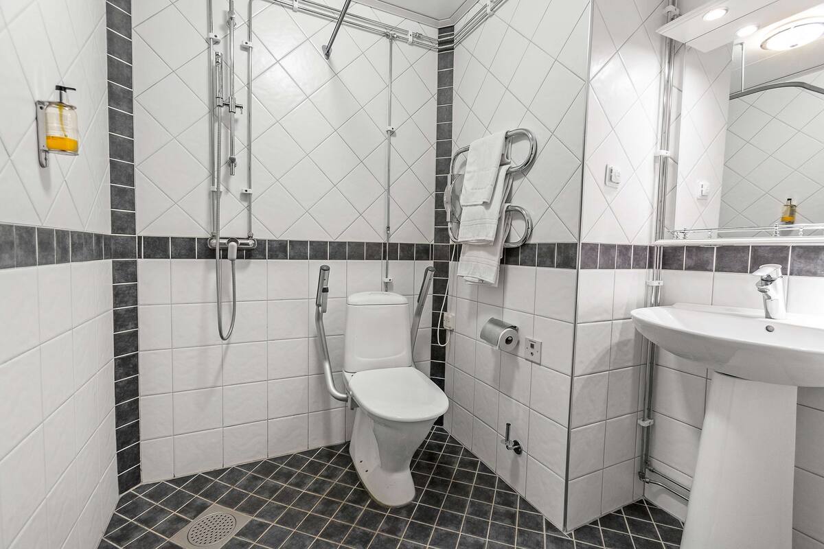 standard room, 2 single beds, accessible, non smoking | bathroom | shower, free toiletries, towels