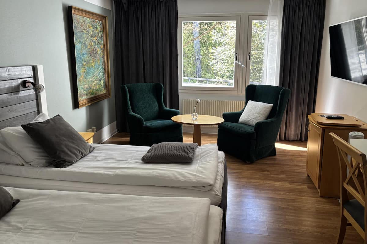 standard room, 2 single beds, non smoking (pet friendly) | 1 bedroom, premium bedding, desk, blackout curtains