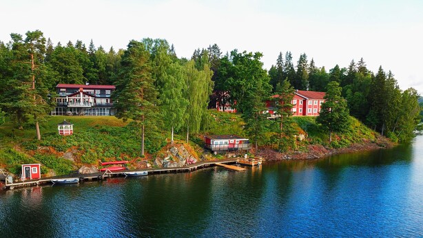 A lakeside property with multiple buildings, docked boats, and lush greenery. - Hotel Ullinge, Sure Hotel Collection by Best Western (Eksjo)
