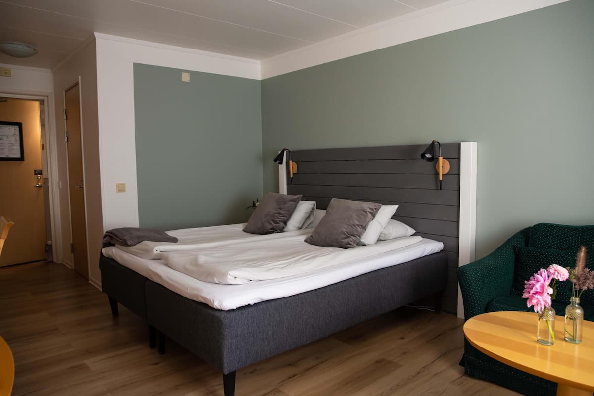 Standard Room, 1 King Bed, Non Smoking | 1 bedroom, premium bedding, desk, blackout curtains