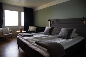 Habitación estándar, 1 cama de matrimonio grande, no fumadores, vistas al mar | Ropa de cama de alta calidad, escritorio, cortinas opacas