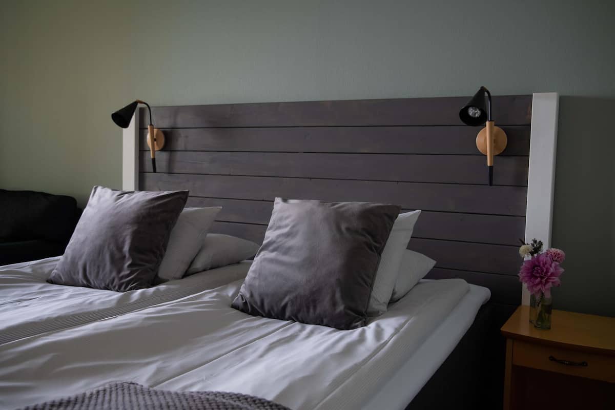 Standard Room, 2 Single Beds, Non Smoking (Pet Friendly) | 1 bedroom, premium bedding, desk, blackout curtains
