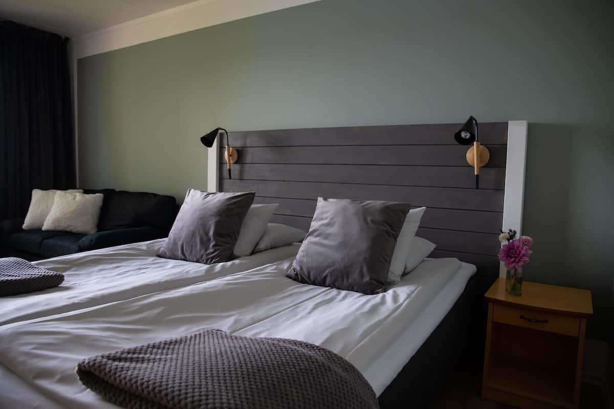 Standard Room, 2 Single Beds, Accessible, Non Smoking | 1 bedroom, premium bedding, desk, blackout curtains