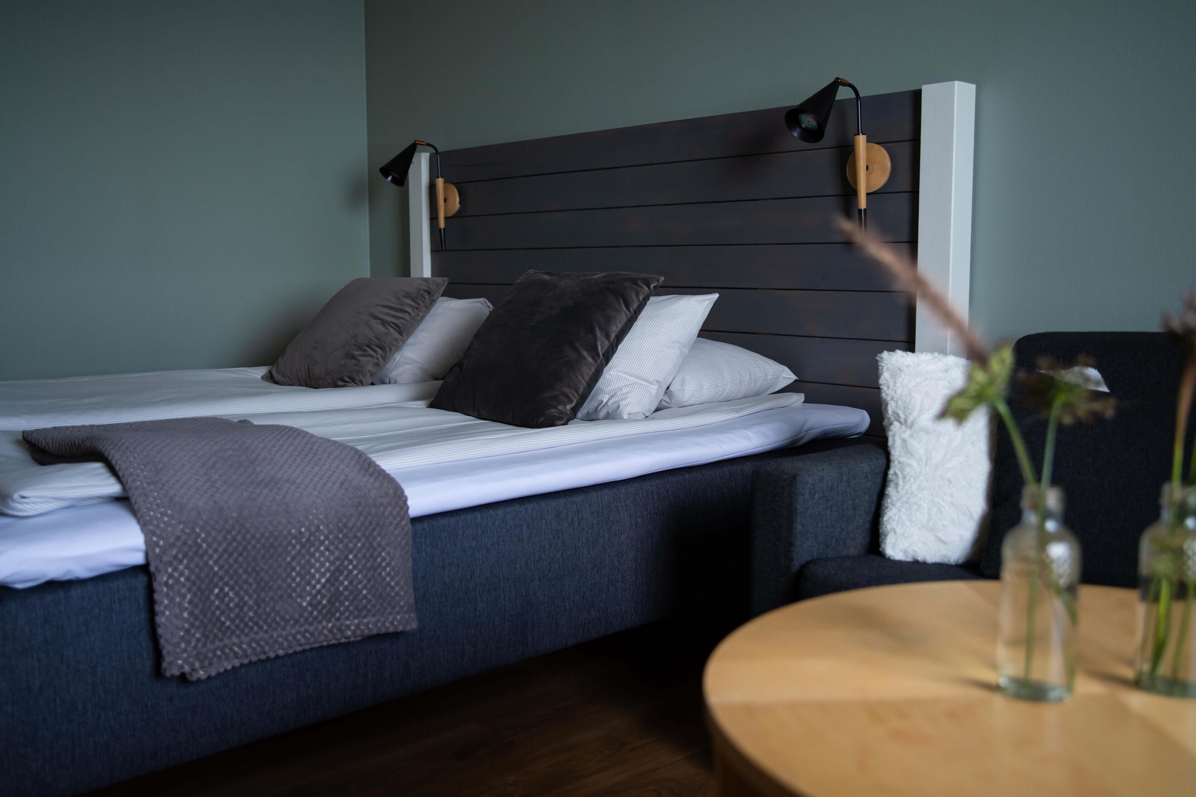 standard room, 1 king bed, non smoking | 1 bedroom, premium bedding, desk, blackout curtains