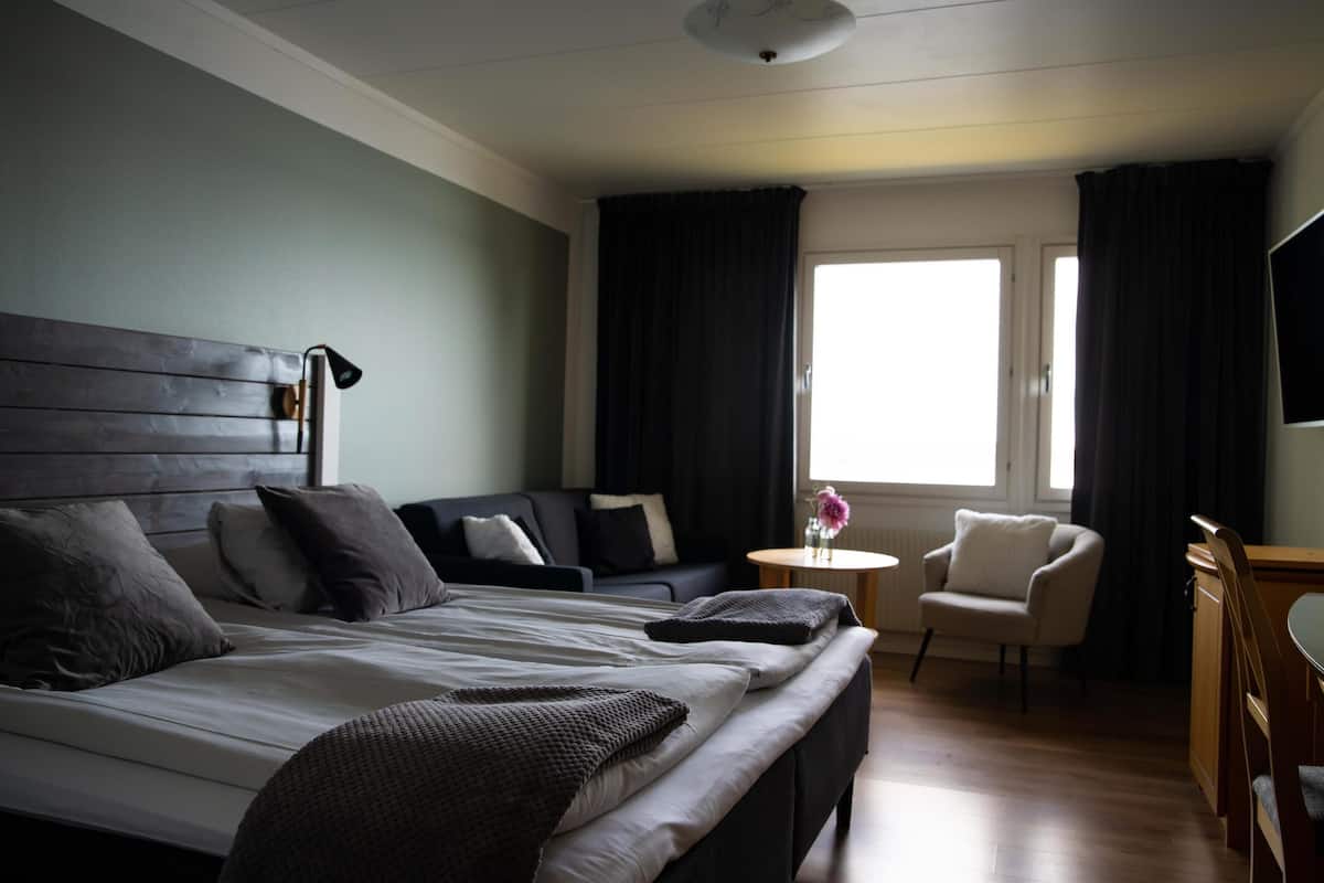 Ropa de cama de alta calidad, escritorio y cortinas blackout