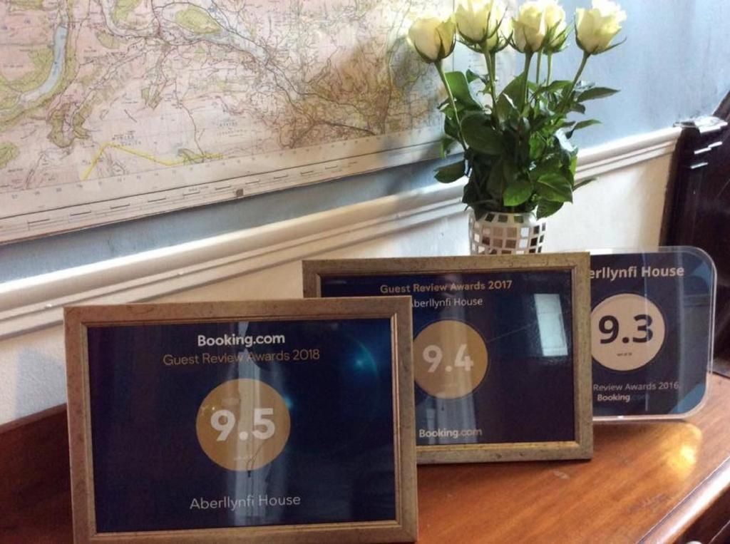 Certificats d’excellence de Booking.com, récompensant les commentaires des clients sur Aberllynfi House, avec des notes de 9,5 et 9,4.